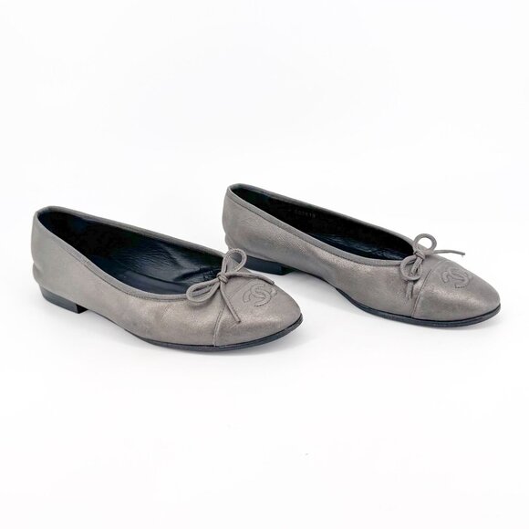 Chanel CC Cap Toe Ballet Flats Grey Silver Leather Size 38 US 7–7.5 Women - Picture 1 of 15
